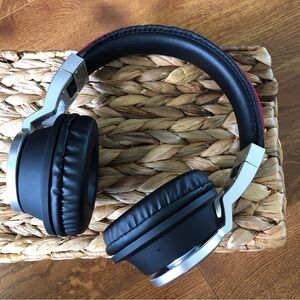 Sharper Image Rechargeable wireless headphones.
